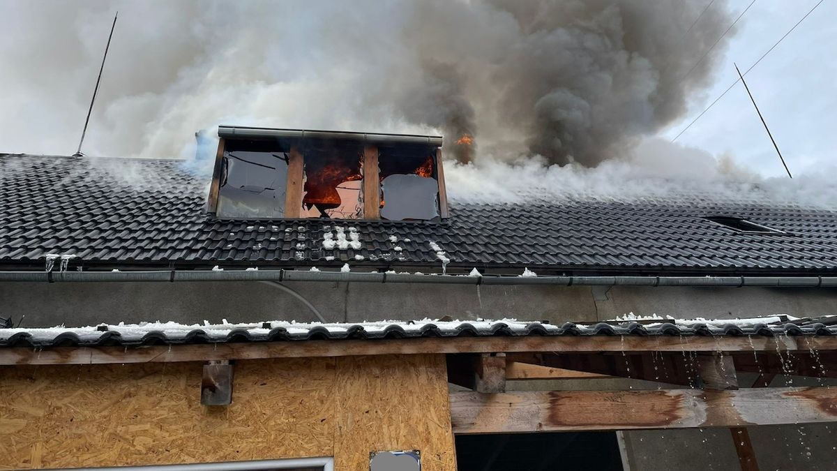 Na střeše a podkroví domu ve Frenštátě nadělaly plameny škodu za statisíce